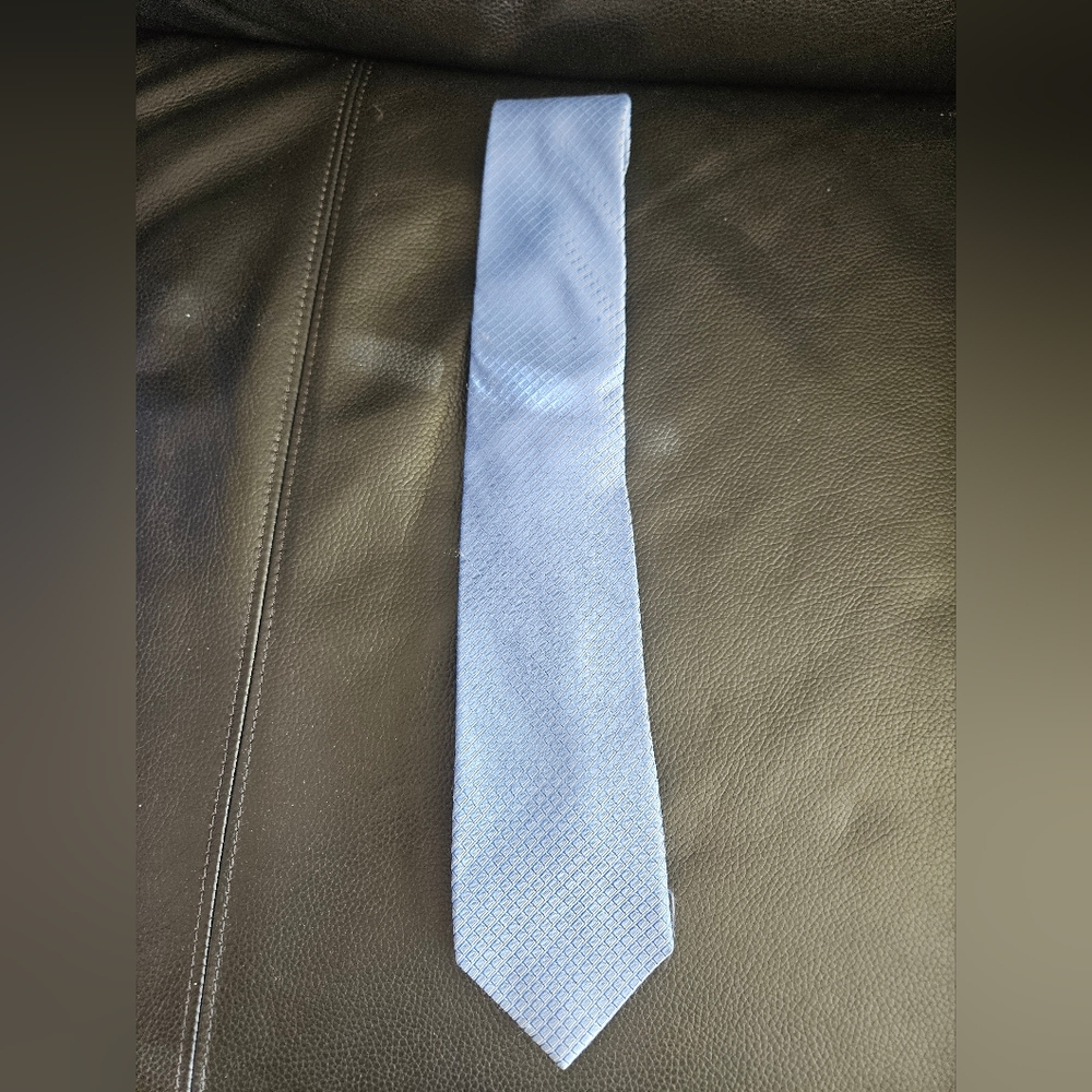 Perry Ellis portfolio 100 percent silk tie